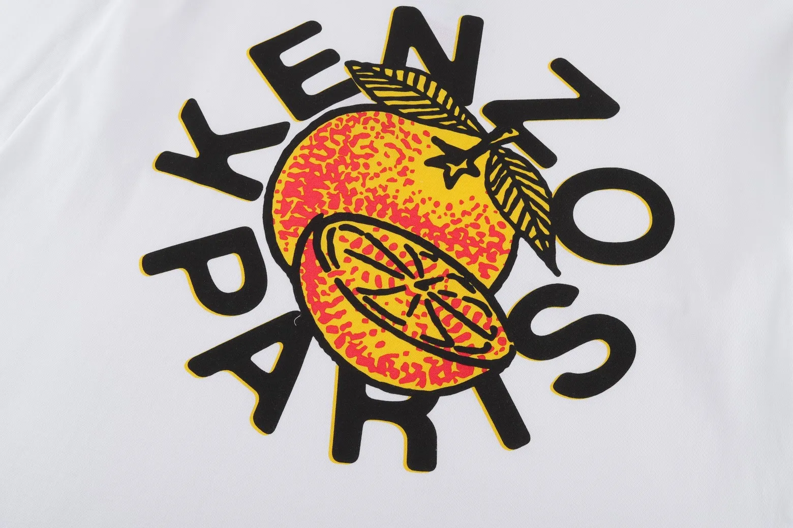 KENZ*2024SS spring and summer short-sleeved T-shirt New Arrival. The front and back are matched with alphabet logo digital printing technology. The details are in place💯. OVER SIZE large version. Made of 220g double-ply double yarn cotton fabric. After washing, it feels more comfortable. Same Style for men and women. Color: White Size: XS-XL